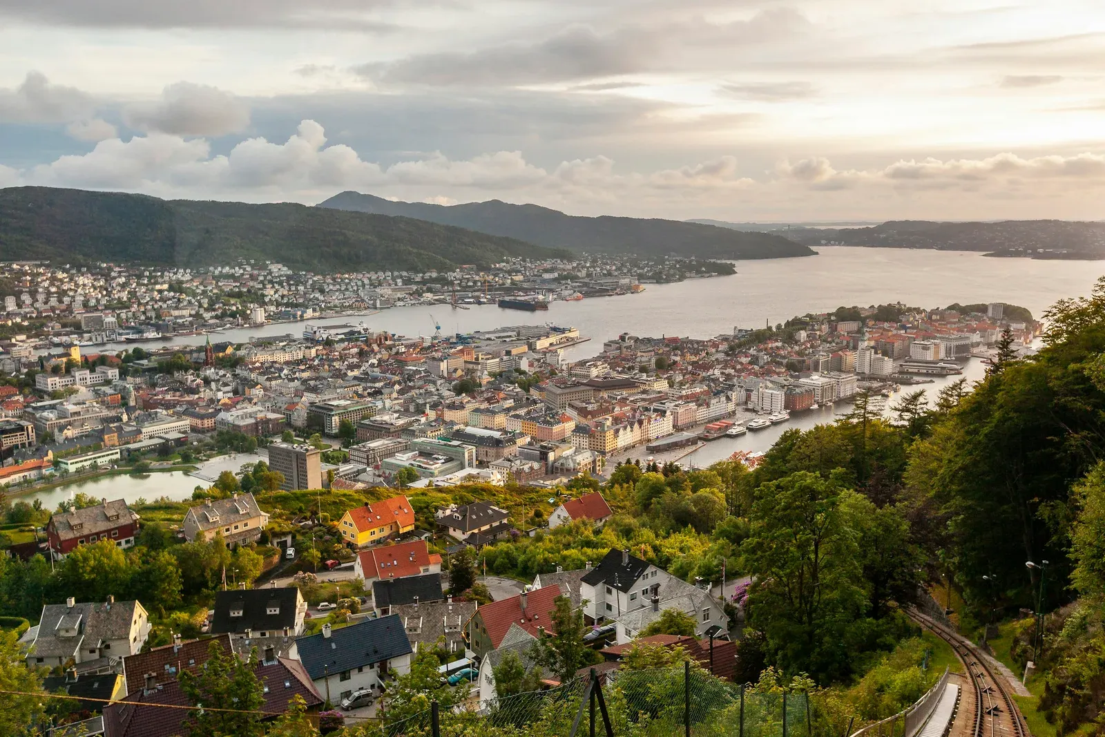 Utsikt over Bergen sentrum og fjorden fra Fløyen